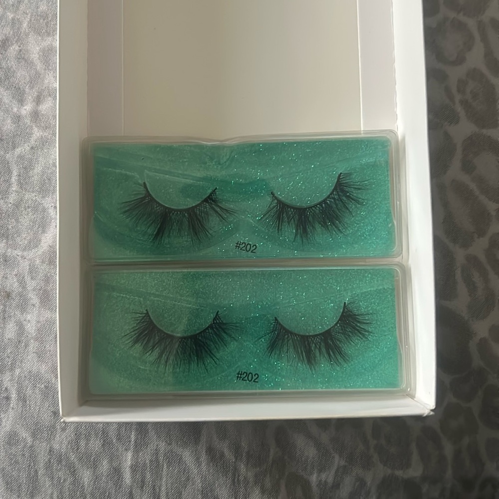 Women’s lashes